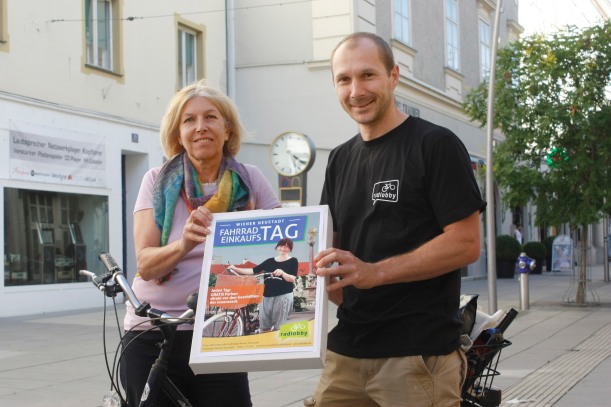 Silvia Gärtner (Weltladen) und Hannes Höller (Radlobby) präsentieren die neue Werbekampagne "Jeder Tag ist Einkaufstag" für die Neustädter Innenstadt. Foto: Karl Zauner / Radlobby
